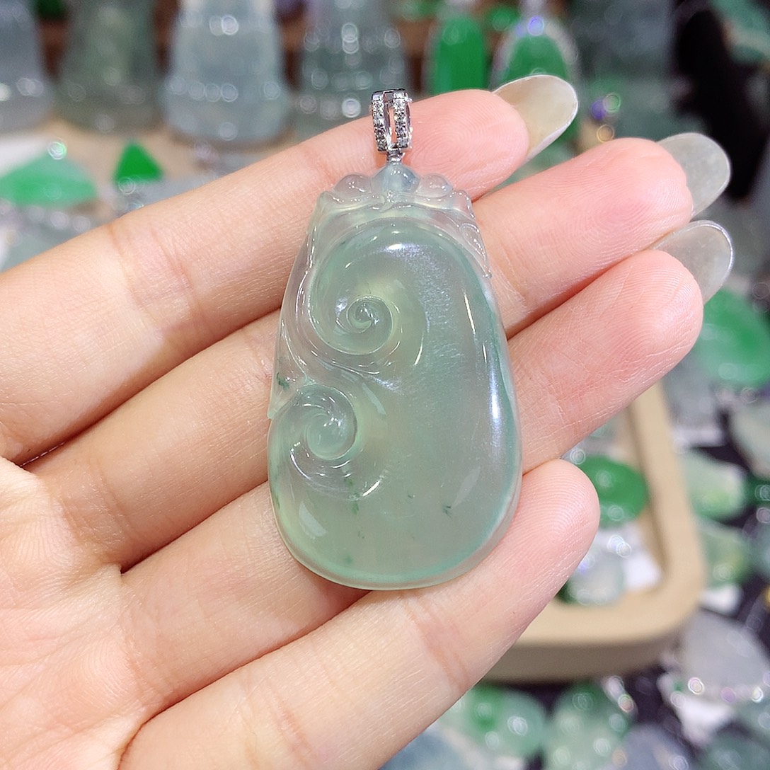 翡翠18K金镶嵌颈饰如意