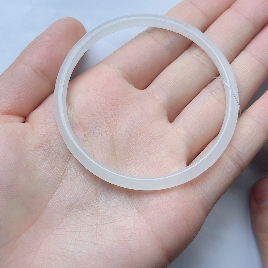 和田玉手镯60 61圈口。k k未镶嵌