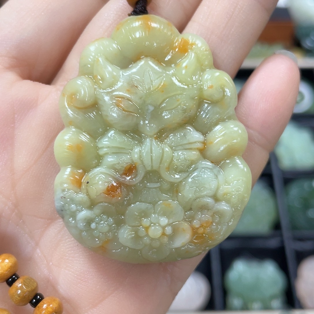 蛇纹石玉颈饰未镶嵌