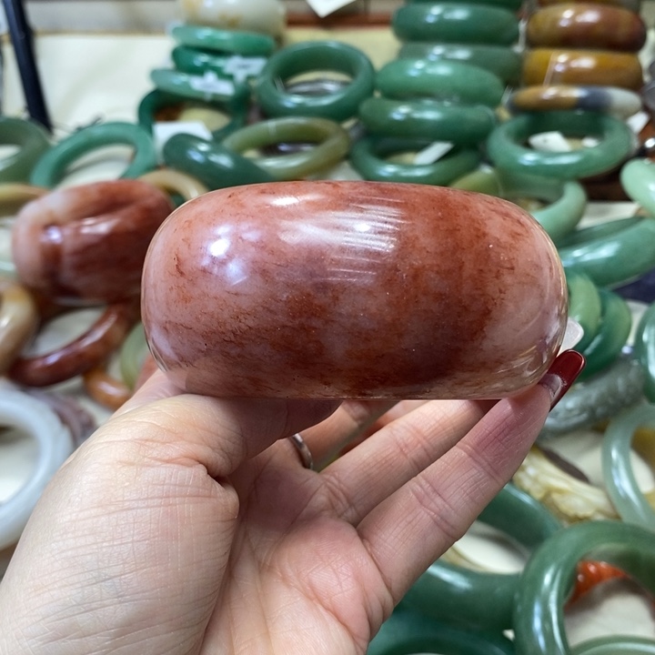 未镶嵌手镯石英质玉雄*