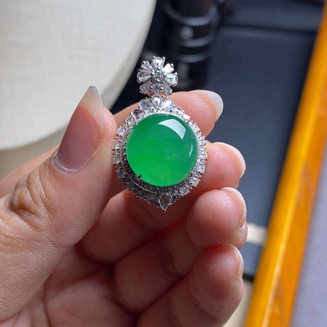 翡翠18K金镶嵌颈饰高冰阳绿满色起胶蛋面吊坠