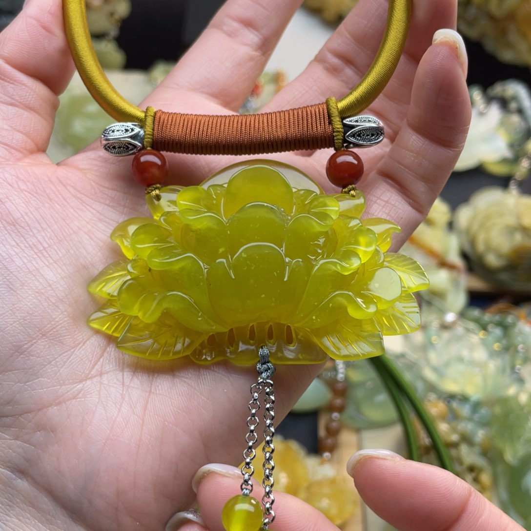 蛇纹石玉颈饰未镶嵌