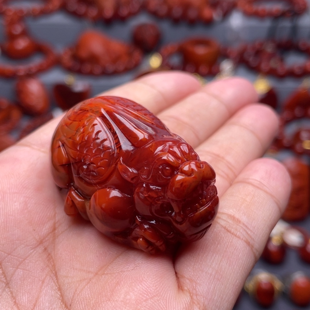 南红玛瑙未镶嵌珠宝奇石貔貅吊坠