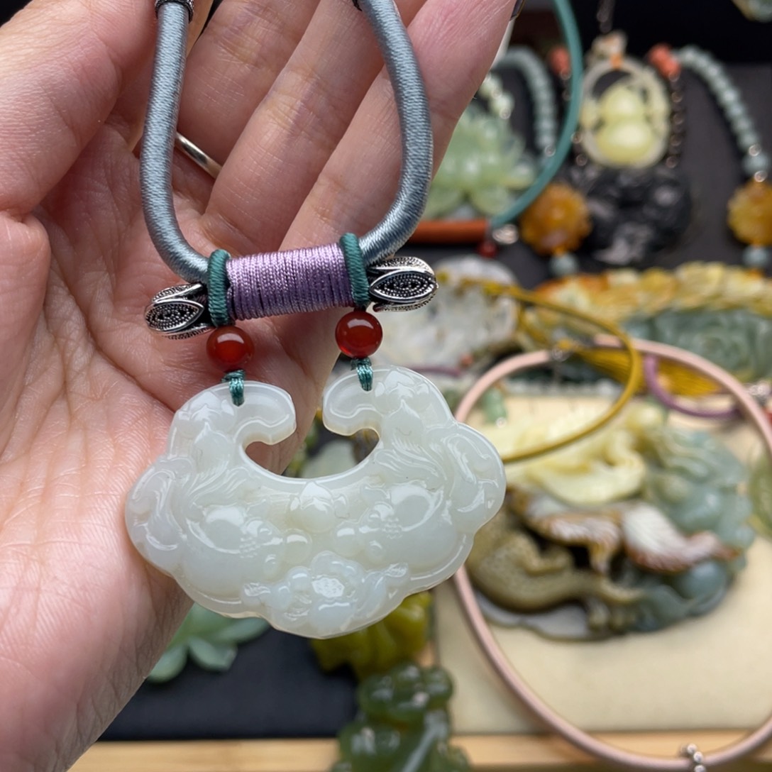 蛇纹石玉颈饰未镶嵌