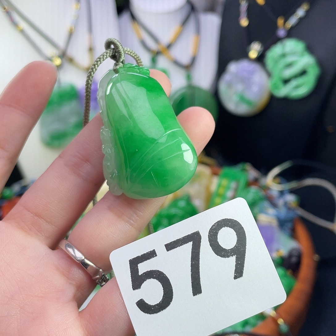 翡翠未镶嵌吊坠(赠链)