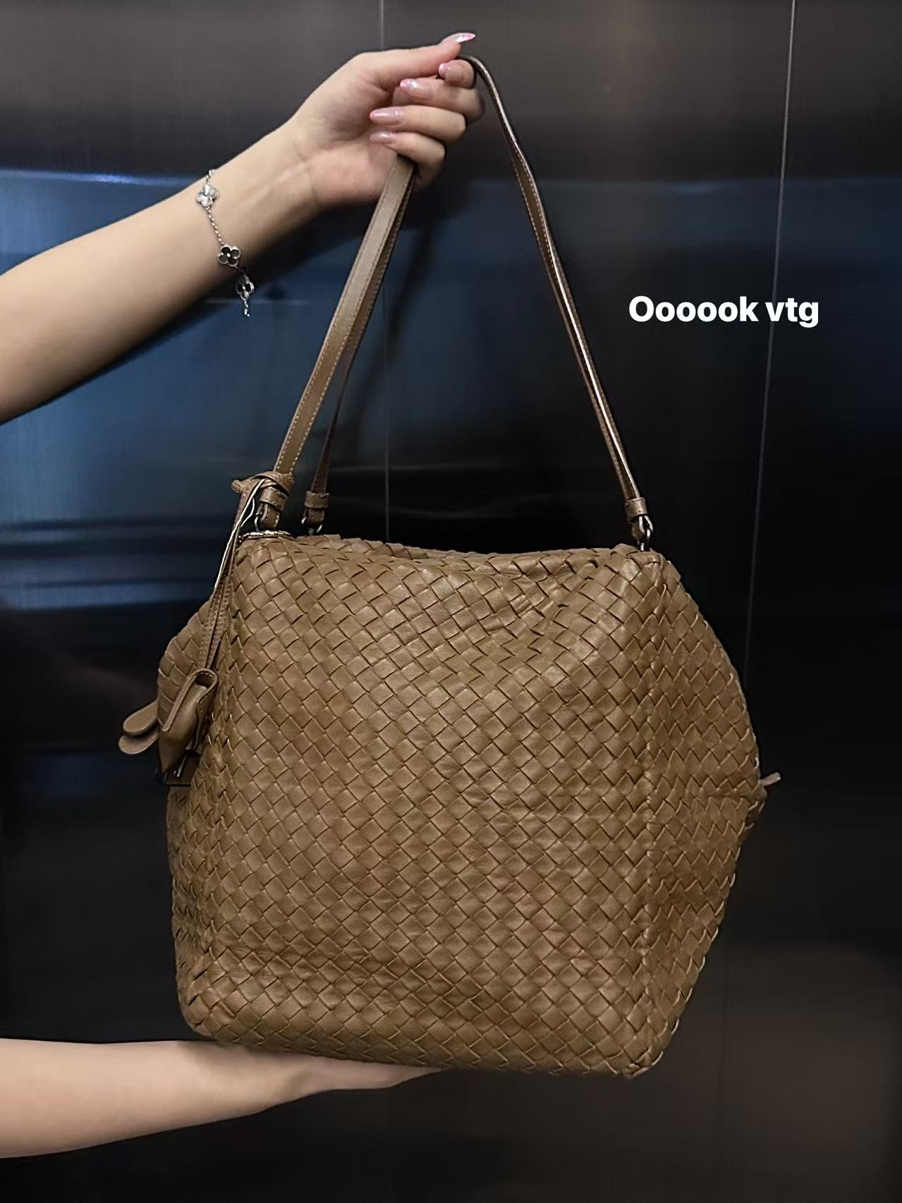 95新 BOTTEGA VENETA/葆蝶家 CS6784 BV葆蝶家 棕色编织手提包