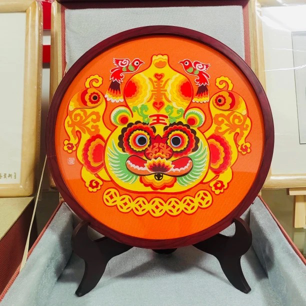 非遗 纯手工布贴画摆台 直径32cm带礼盒 可定制