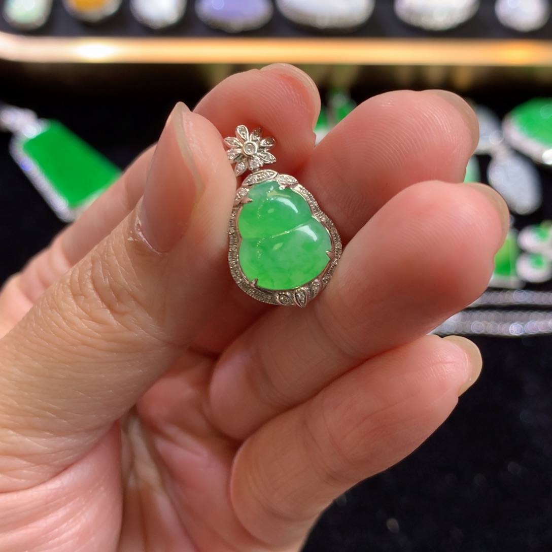 翡翠18K金镶嵌吊坠(不含链)此**待