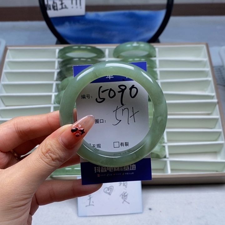 蛇纹石玉手镯未镶嵌