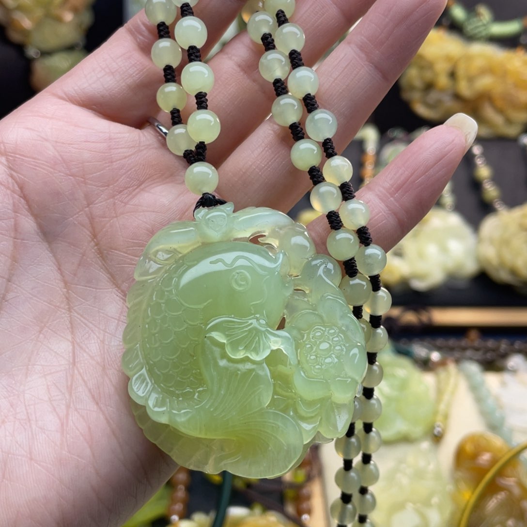 蛇纹石玉颈饰未镶嵌