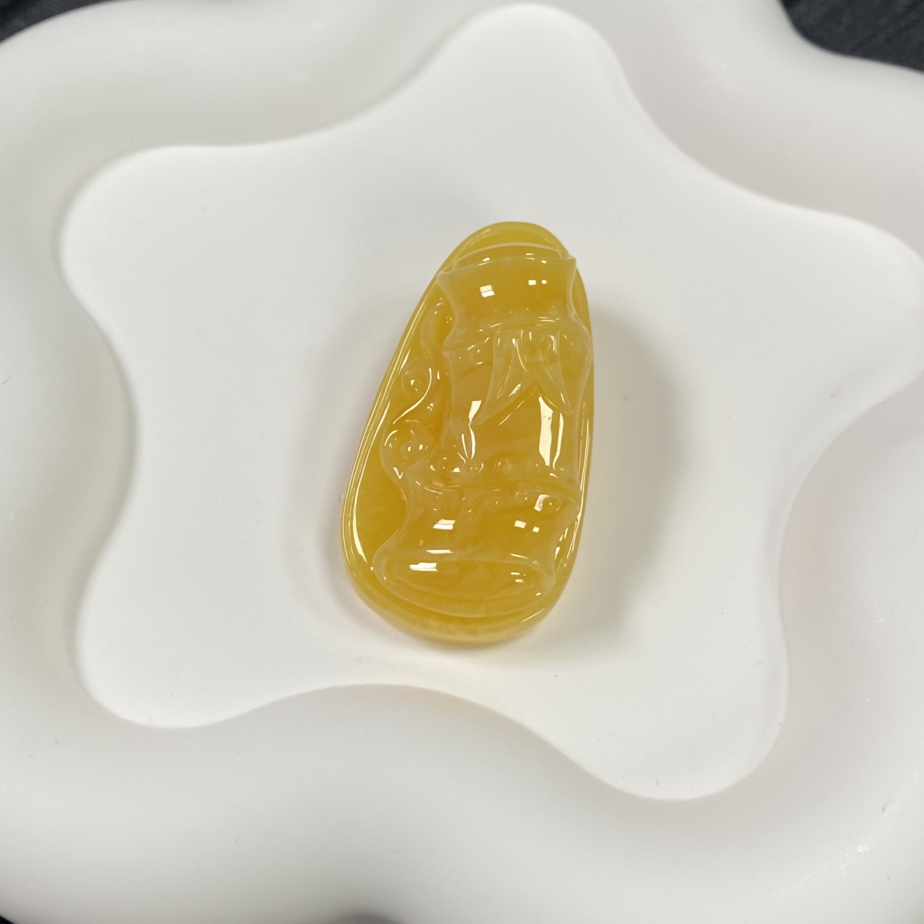 「戴琴珠宝」Q81-蜜蜡雕刻件吊坠(多样性发其一）