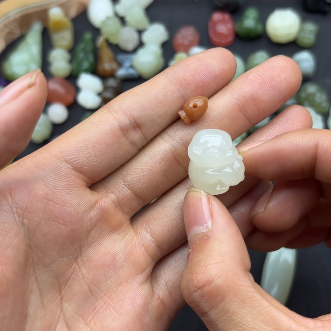 深***蓝和田玉未镶嵌颈饰