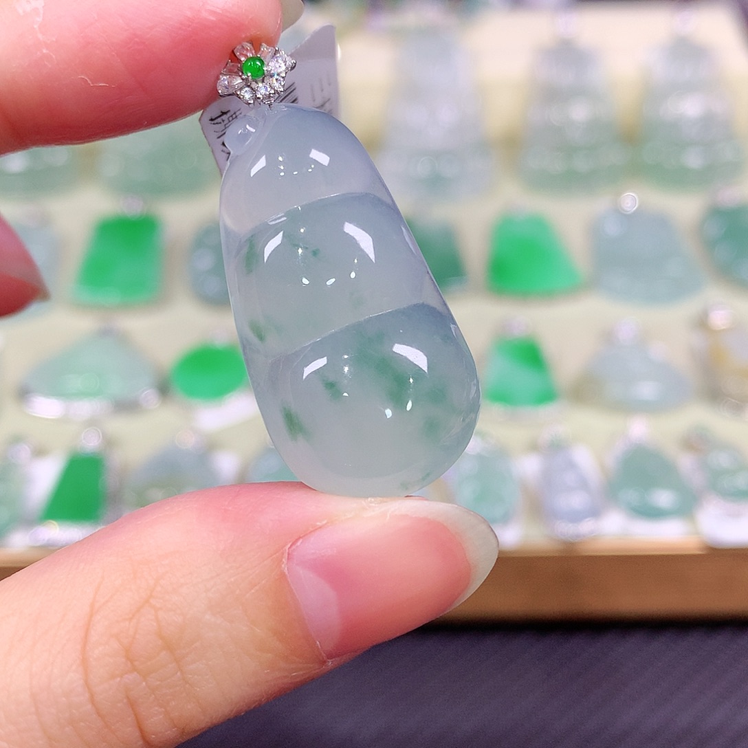 翡翠18K金镶嵌颈饰福豆