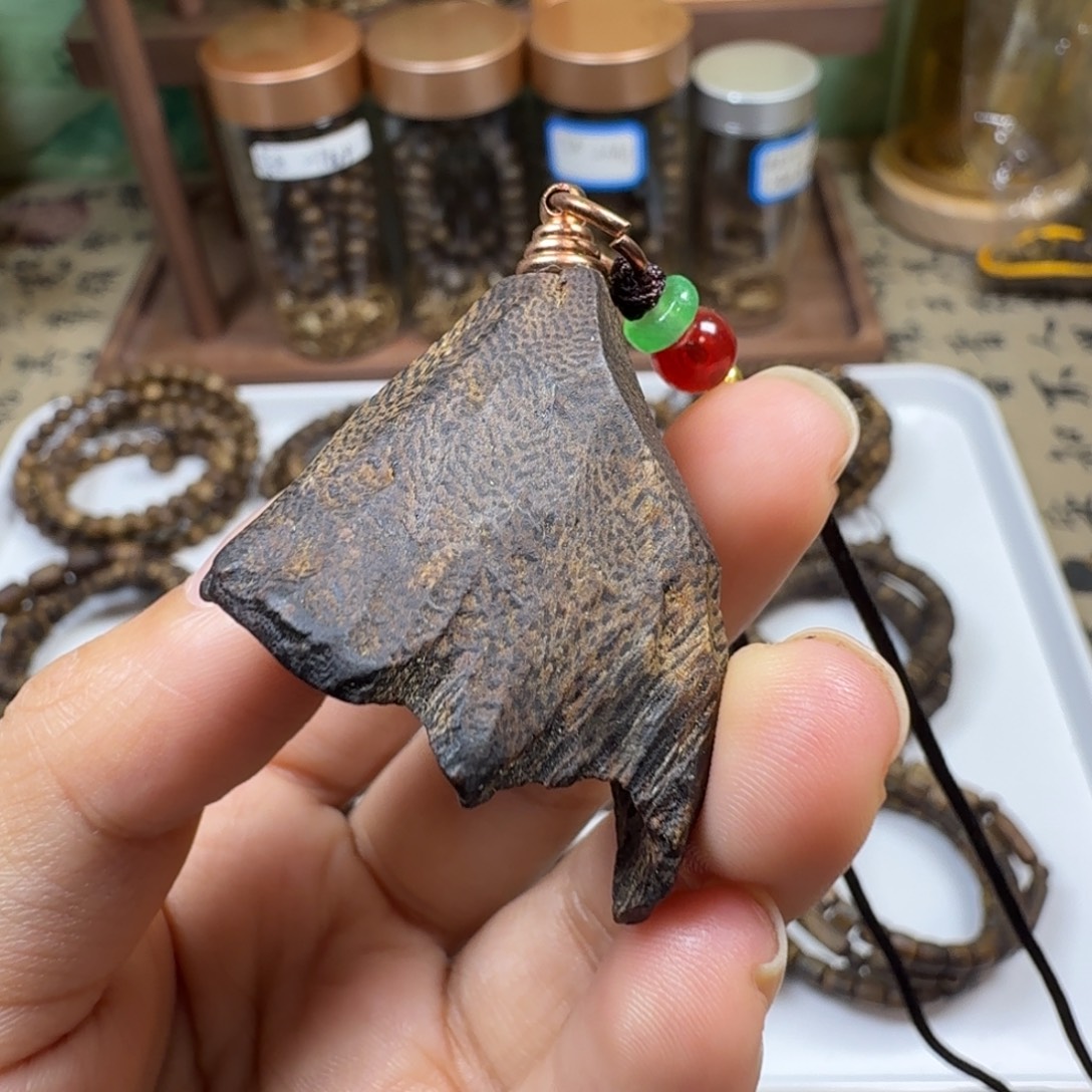 沉香沉香碎屑树丁绳子