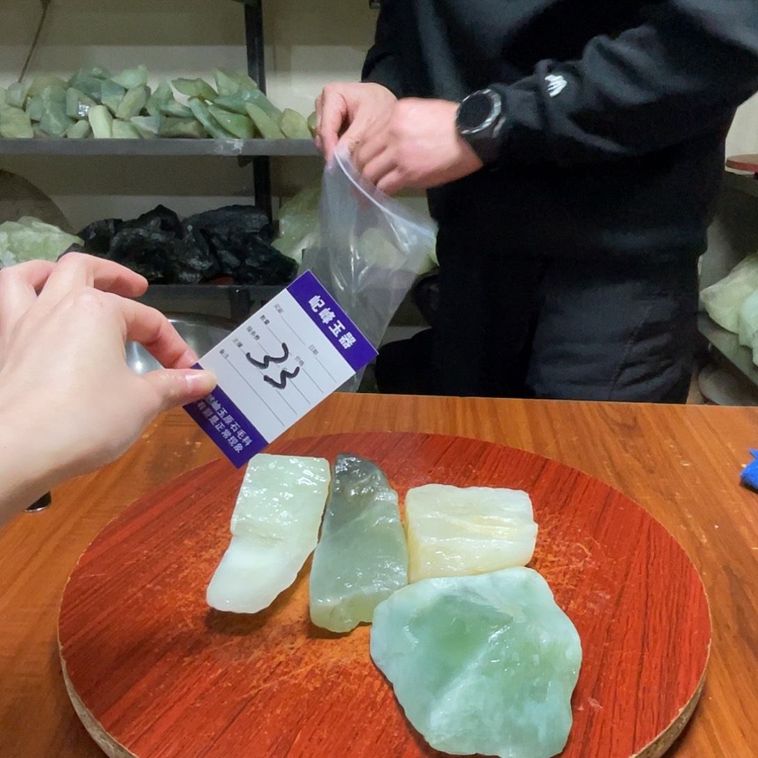 蛇纹石玉未镶嵌原石33有裂痕
