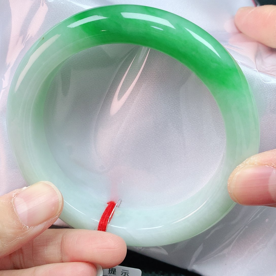 翡翠手镯未镶嵌60圈