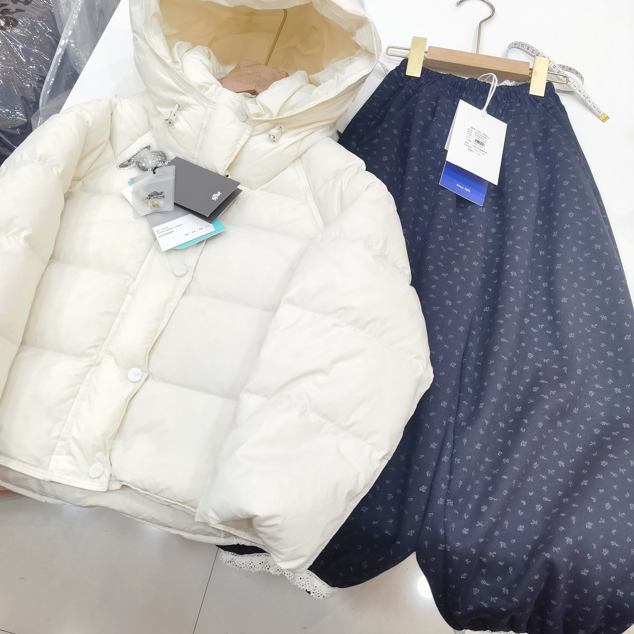 冬季新款短款连帽白鸭绒显瘦保暖羽绒服