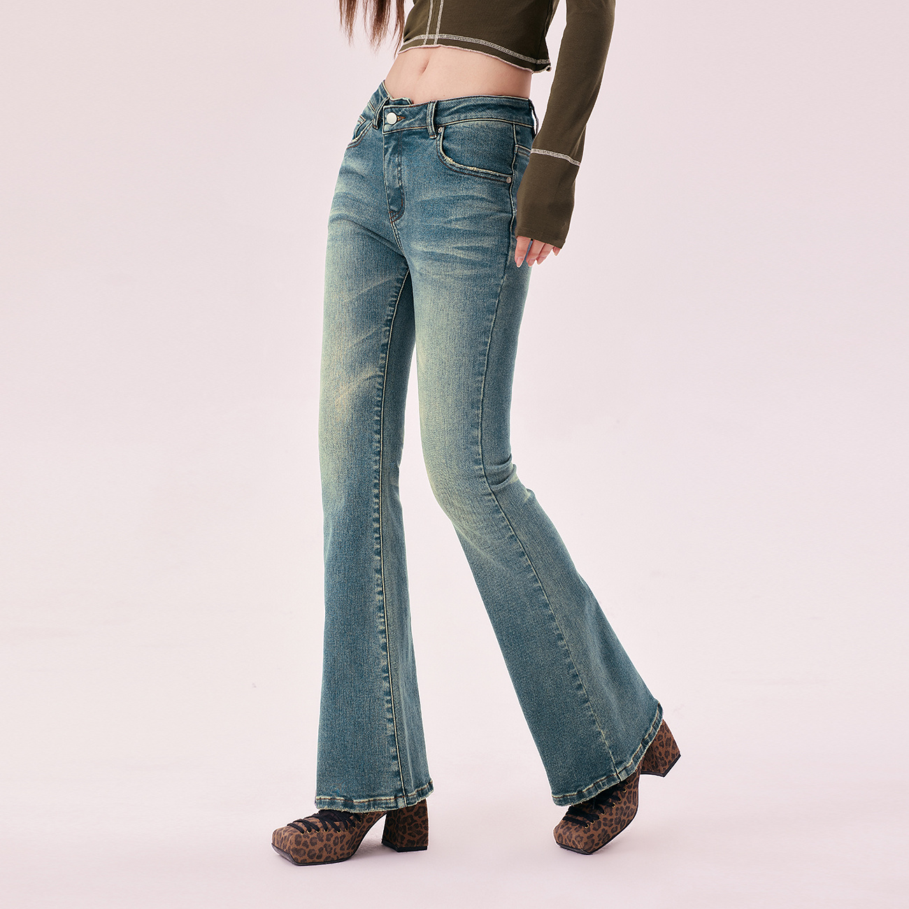 【王和同款】CHUU冬季女装水洗磨白做旧不规则微喇低腰辣妹牛仔裤