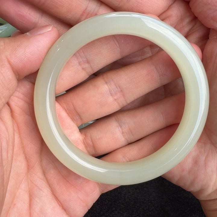 和田玉手镯未镶嵌高冰起荧光收藏级