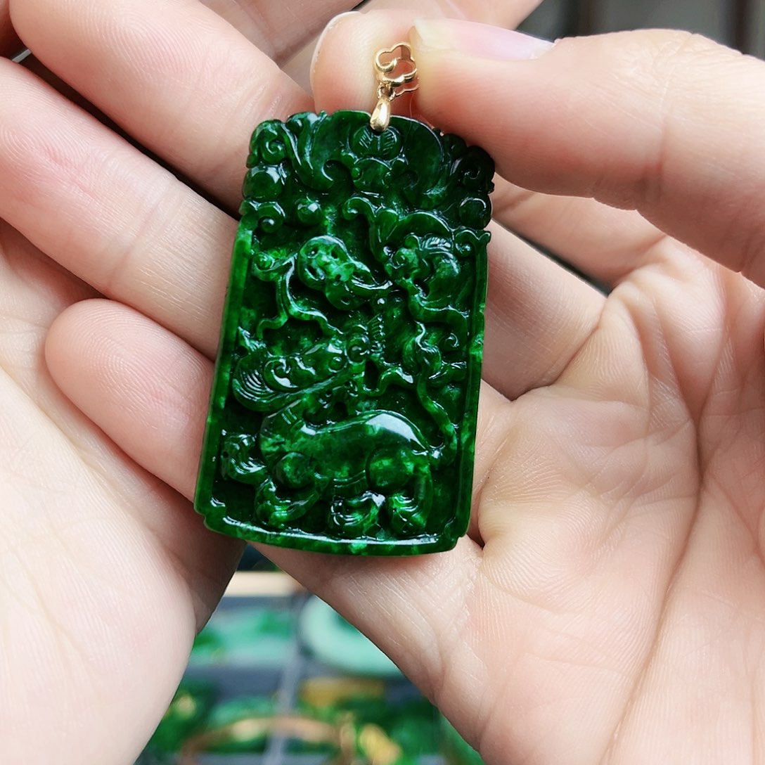 翡翠颈饰18K金镶嵌吊坠