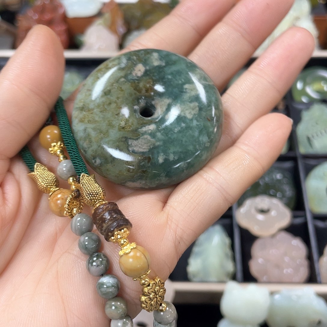 蛇纹石玉颈饰未镶嵌