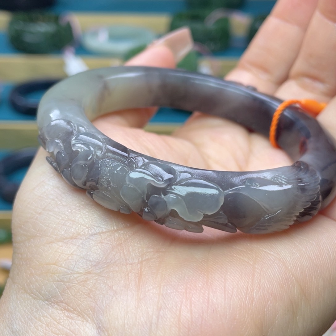 和田玉手镯57+圈口。编号25未镶嵌