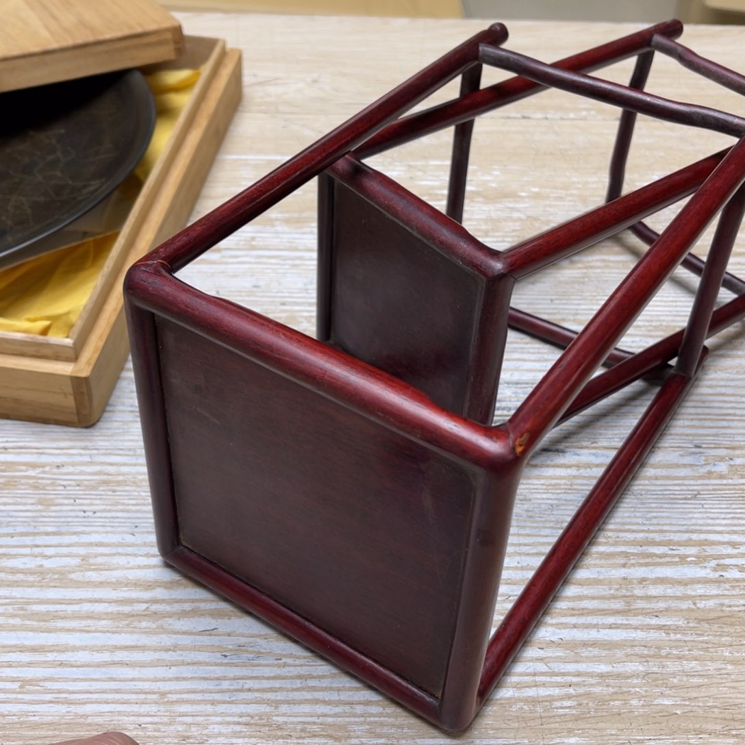 瓷片猎***外密密麻麻地排列着一个大