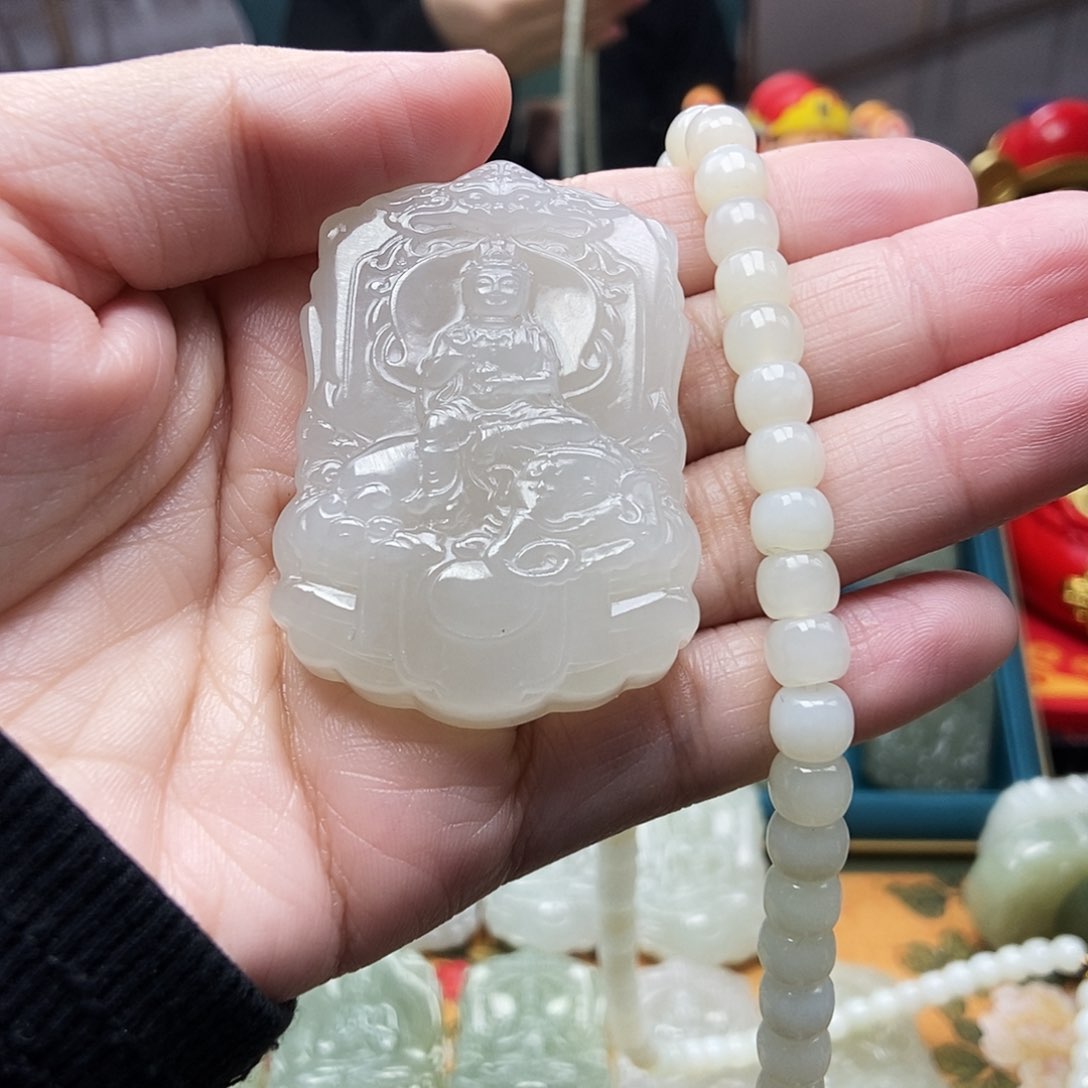 和田玉颈饰未镶嵌君****?