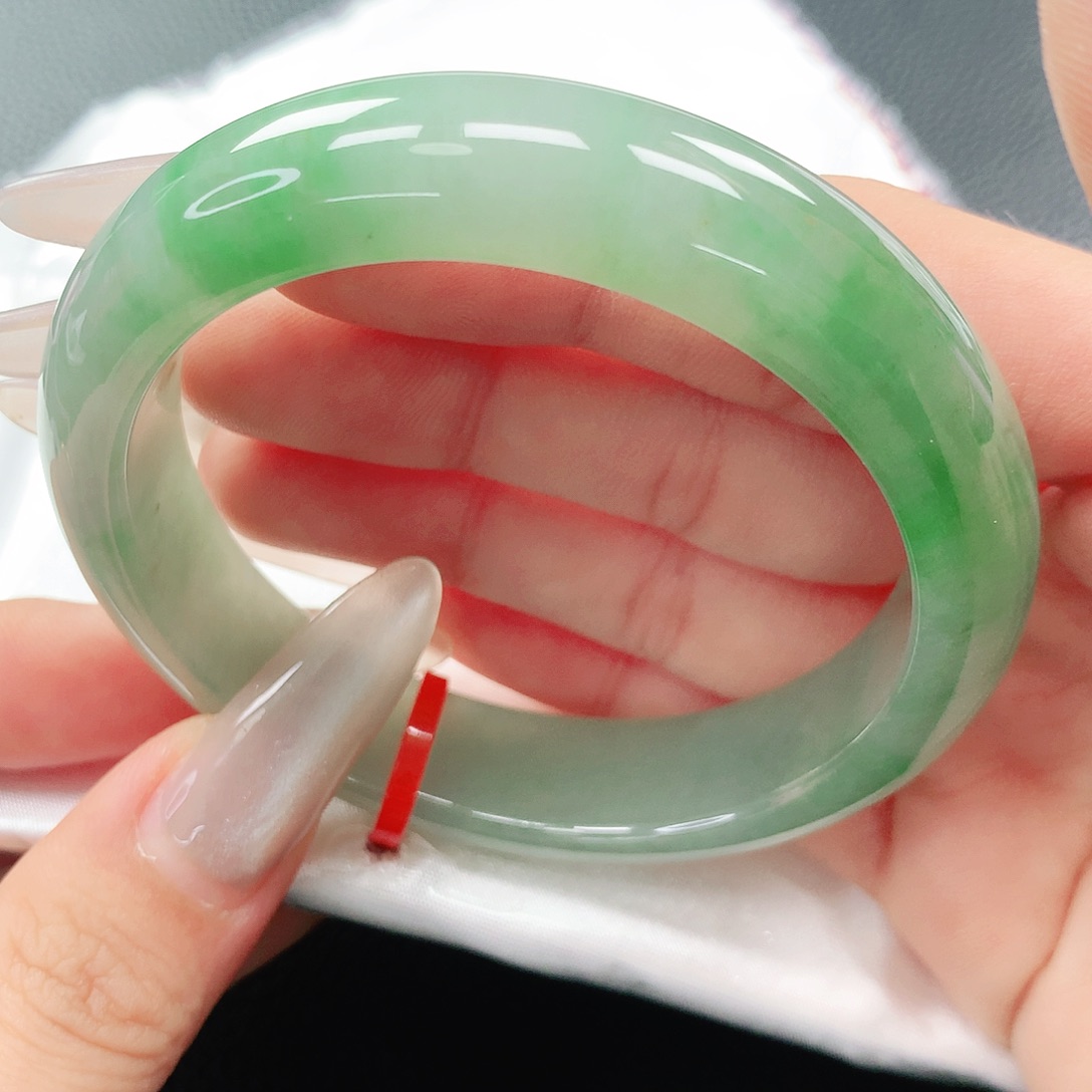 翡翠手镯未镶嵌55圈