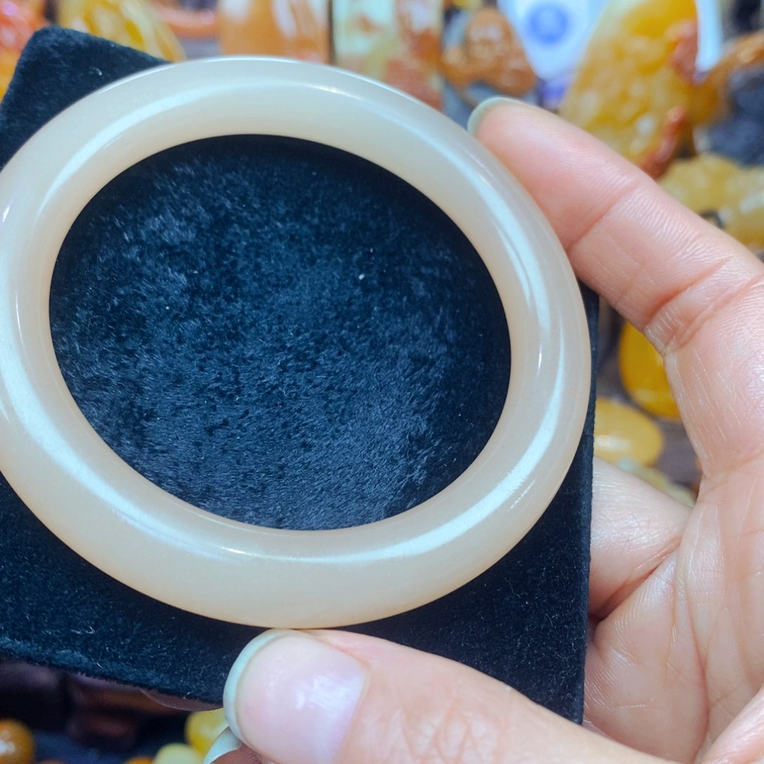 未镶嵌石英质玉（黄龙玉）颈饰