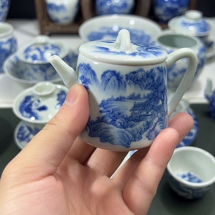 微瑕柴窑工笔山水竹节壶