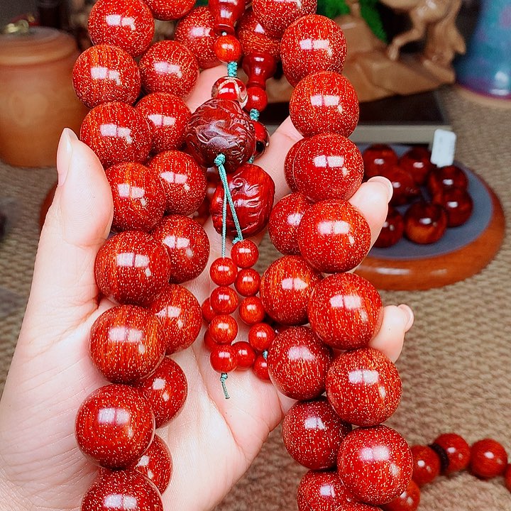 檀香紫檀（小叶紫檀）桃2.0红手持