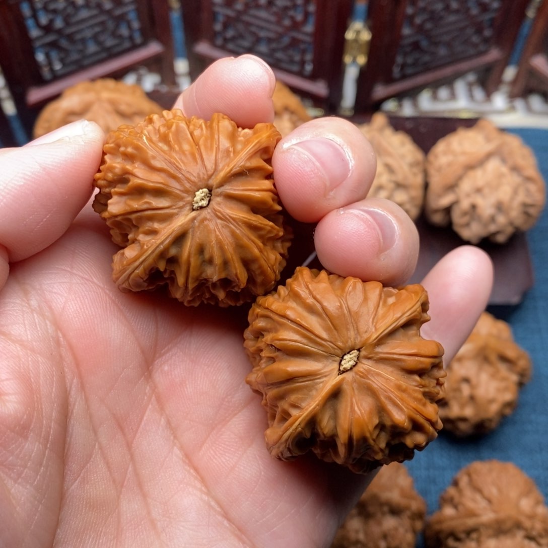 文玩核桃把件38红皮球磨山地