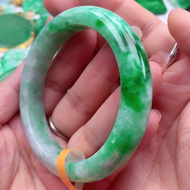 翡翠手镯未镶嵌翡翠