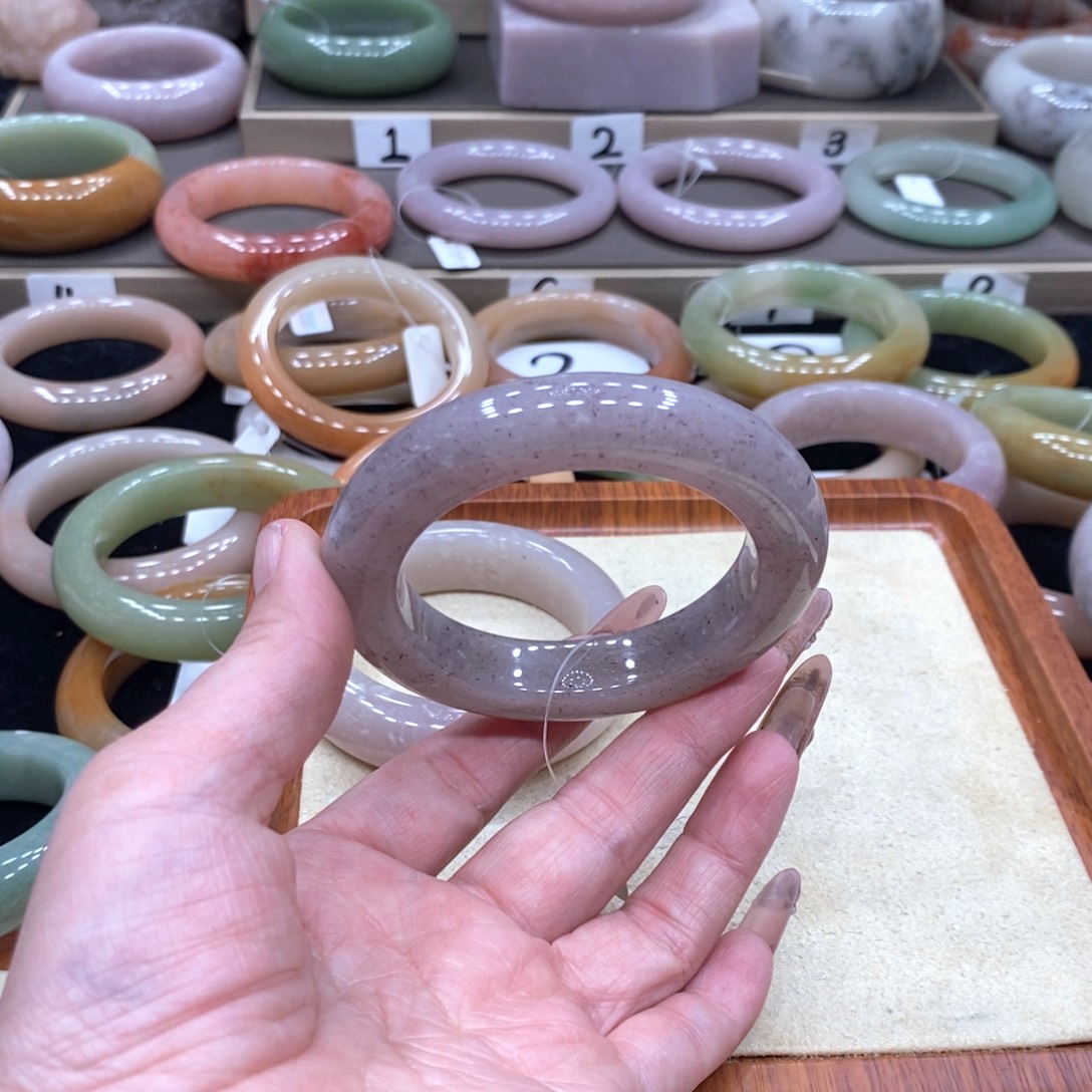 淡***香石英质玉未镶嵌手镯