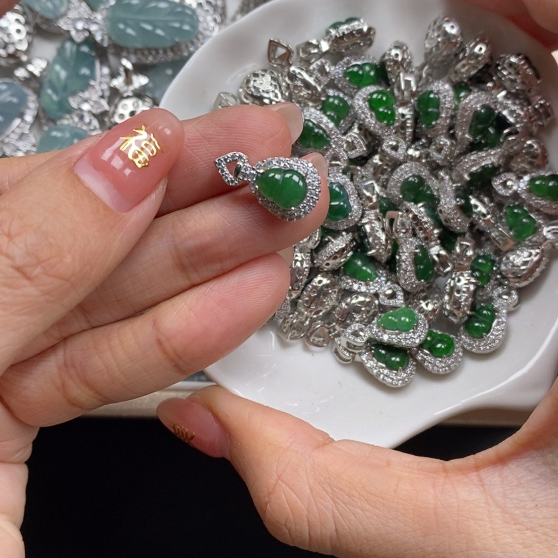 翡翠颈饰未镶嵌翡翠