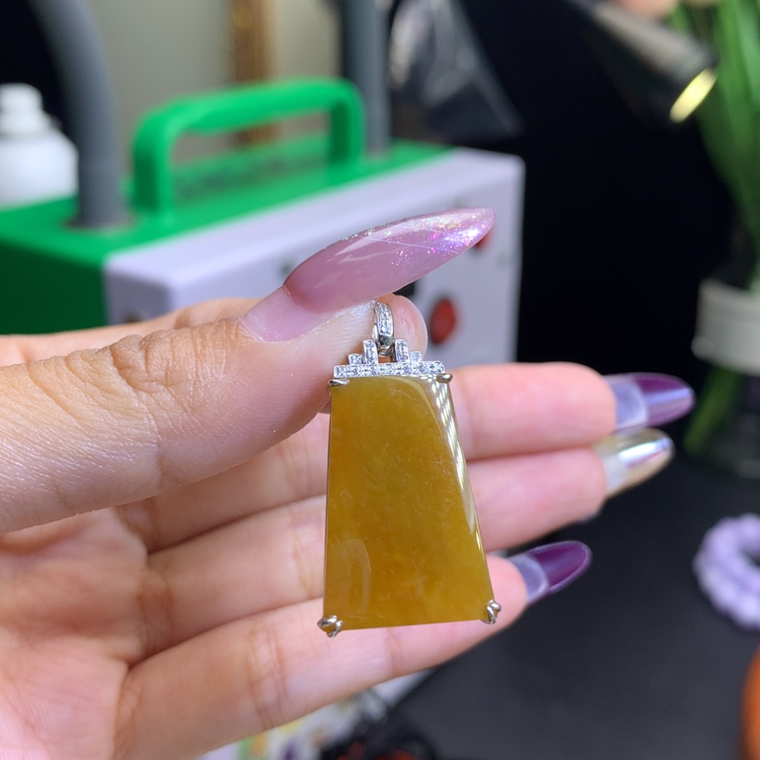 翡翠18K金镶嵌颈饰