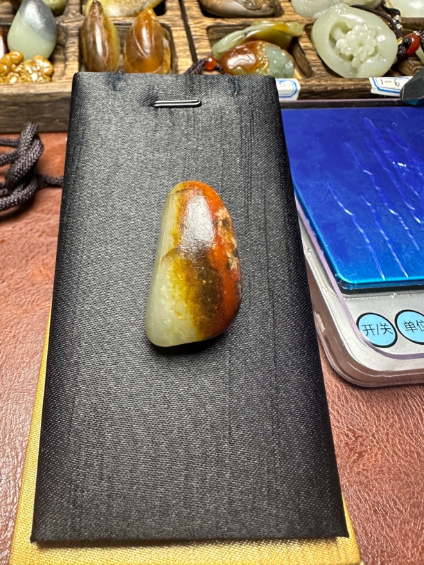 和田玉聚红半皮半肉原石16.4克