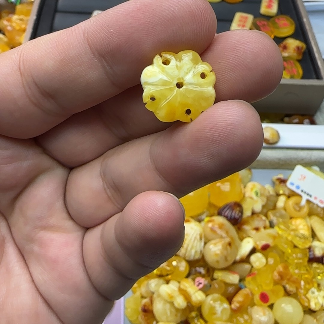 琥珀未镶嵌裸石0.82克有瑕