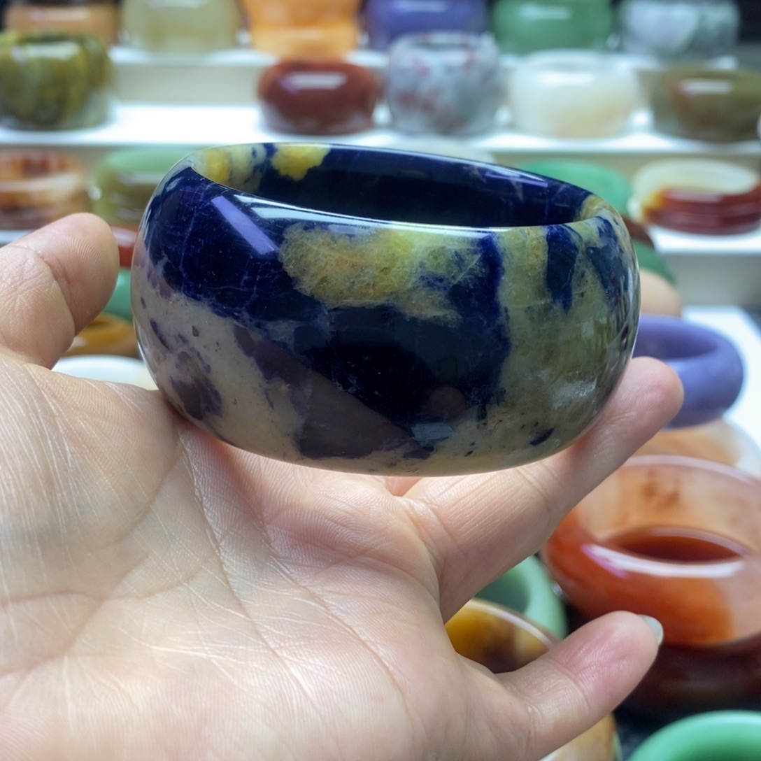 黑***女石英质玉未镶嵌手镯