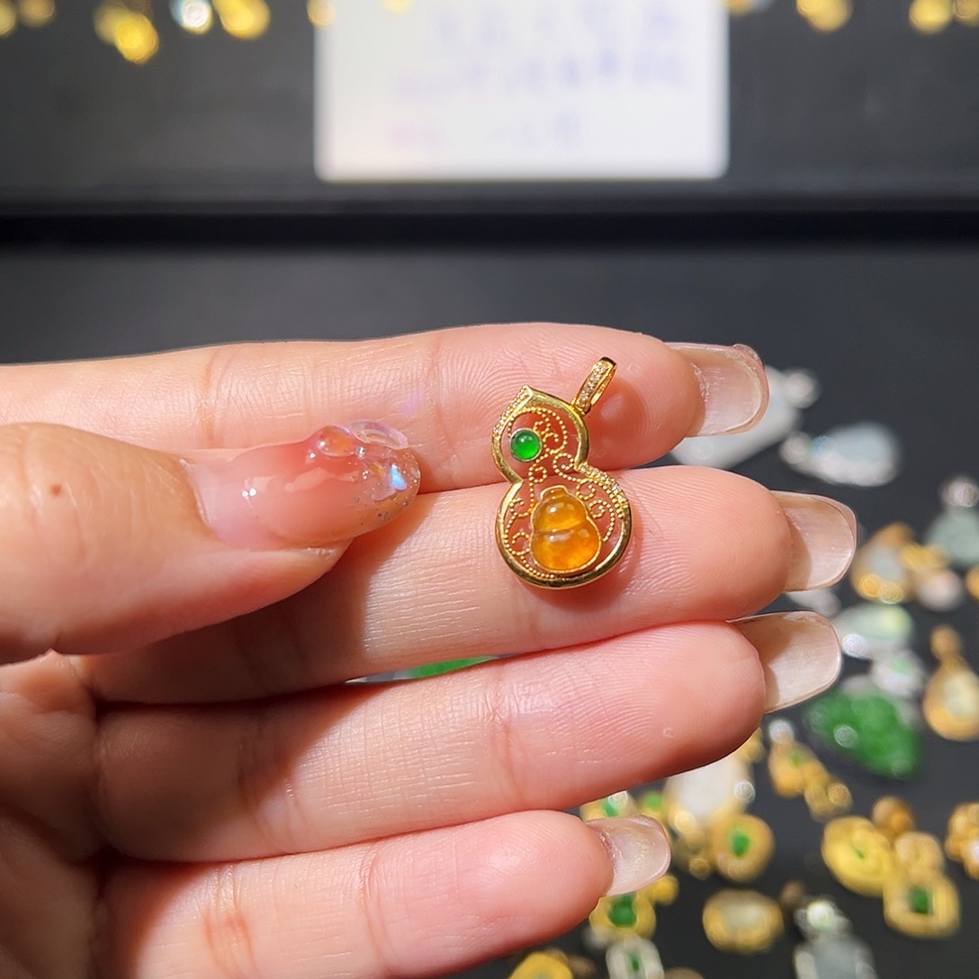 翡翠颈饰18K金镶嵌吊坠