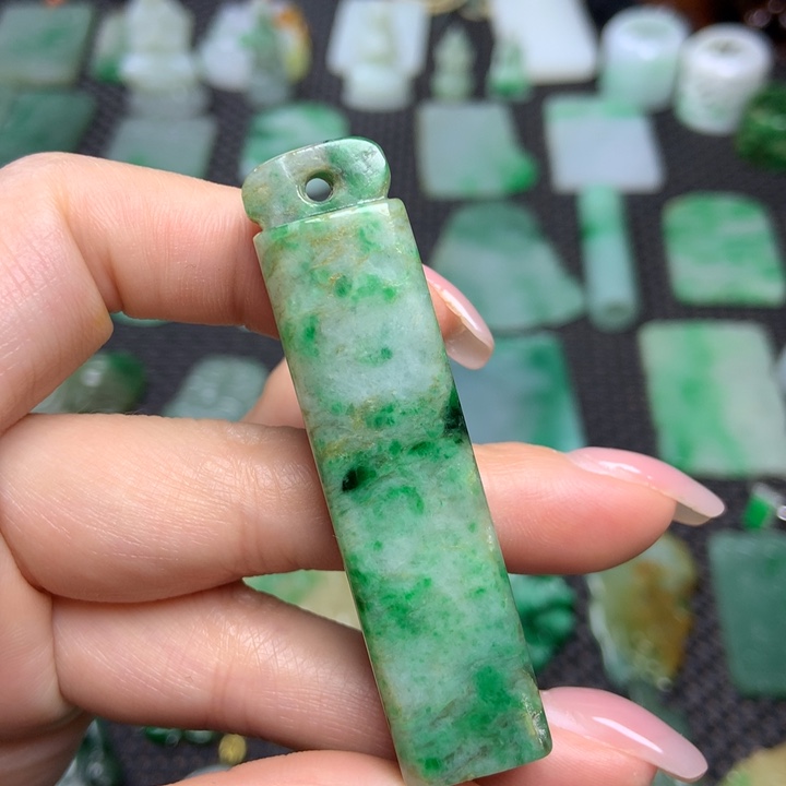 翡翠挂件未镶嵌……