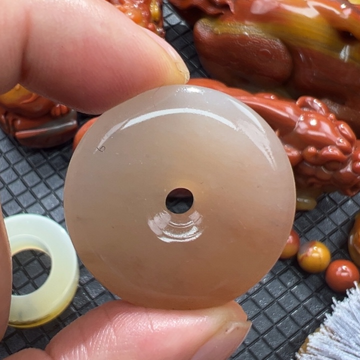 石英质玉（黄龙玉）颈饰合金