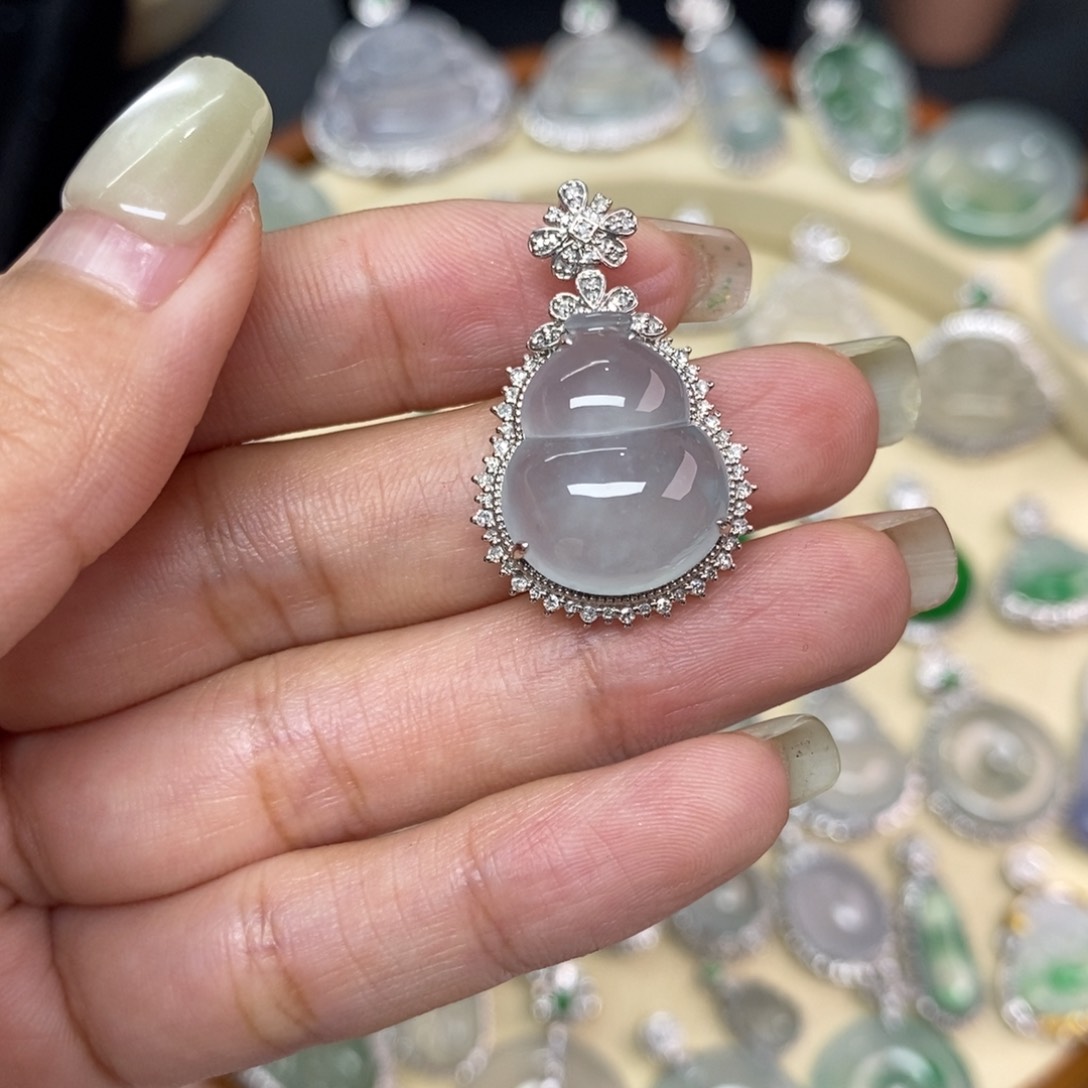 翡翠18K金镶嵌颈饰鸭*兽A货翡翠