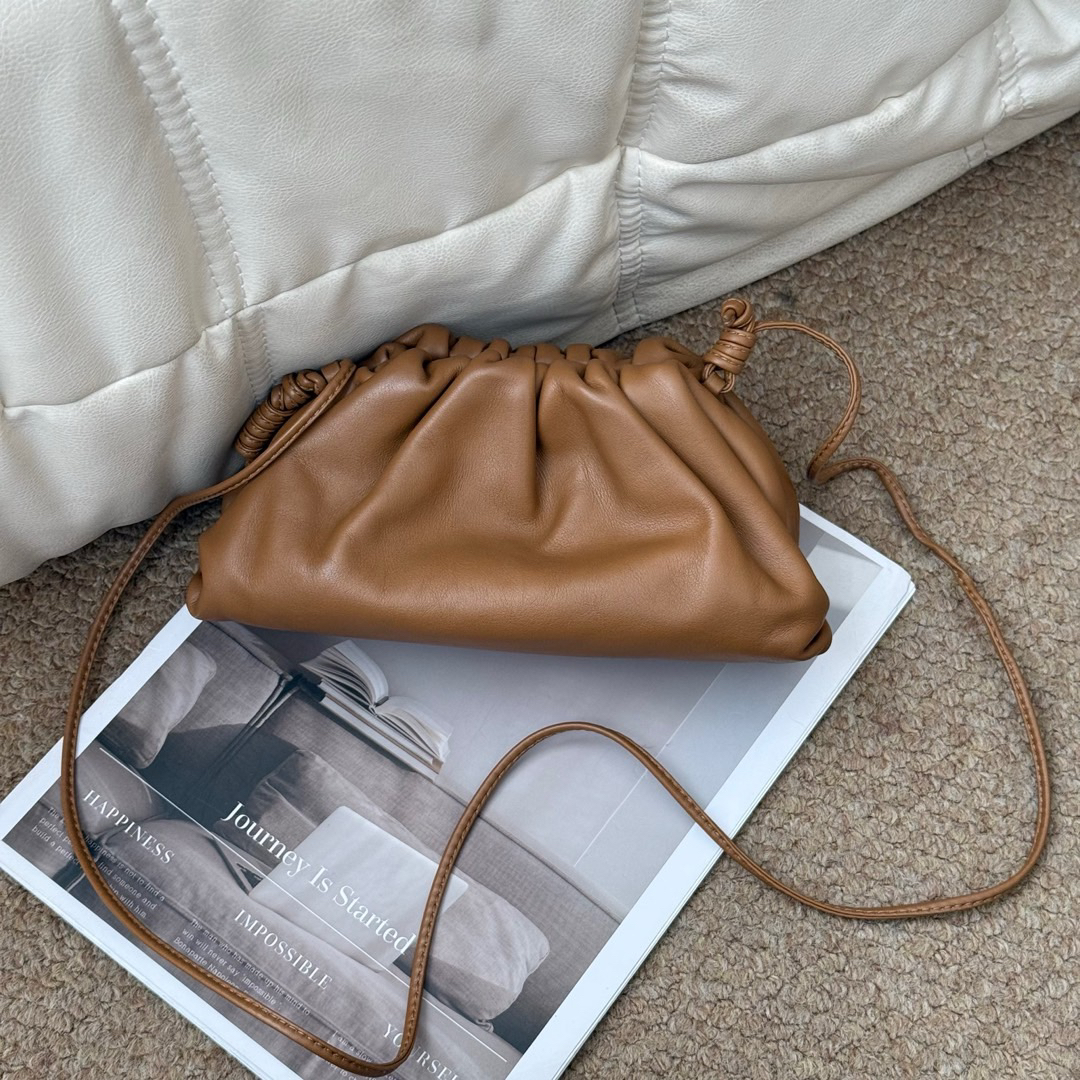 95新 BOTTEGA VENETA/葆蝶家 Bb 棕色 牛皮 mini云朵包/615517008