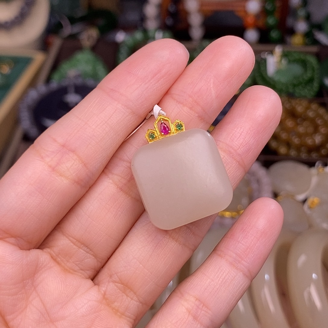 和田玉熟藕粉脂膏级浓色老料清货价18.K金未镶嵌