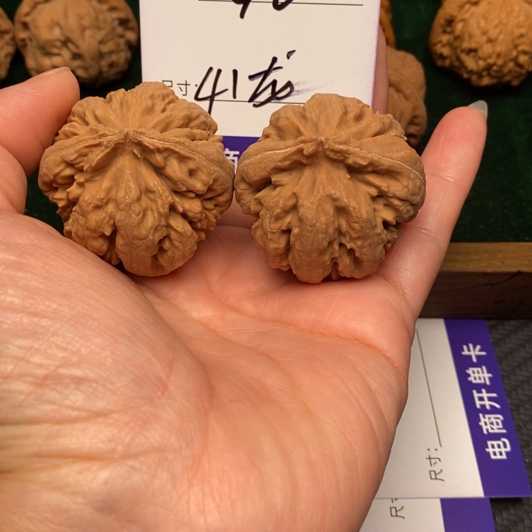 晴***笑文玩核桃霸王龙核桃