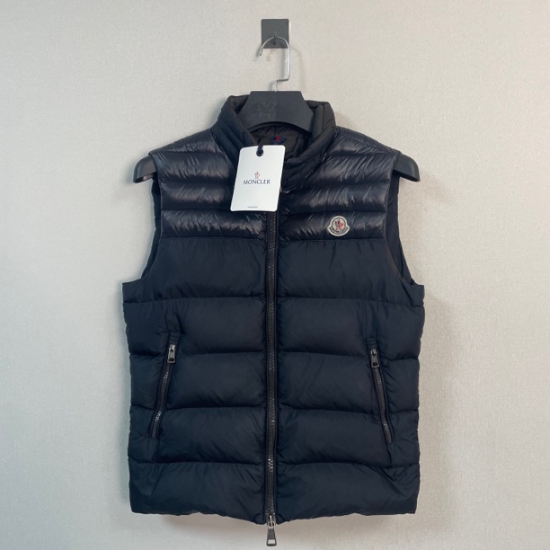 未使用 MONCLER 盟可睐拼接徽标羽绒背心/1码/带吊/价7900