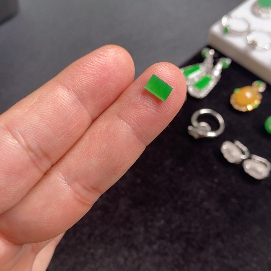 翡翠裸石冰阳绿马鞍