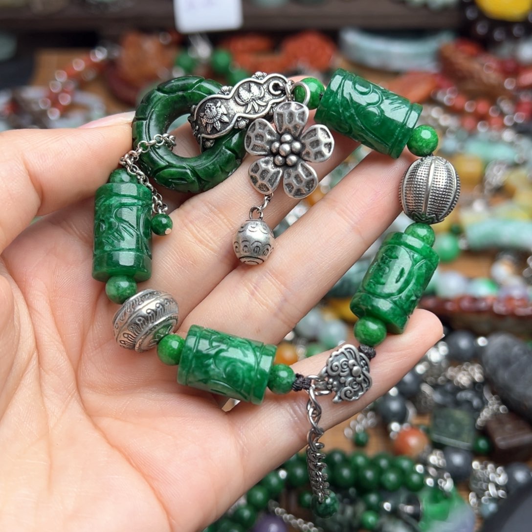 修***吗翡翠未镶嵌颈饰吊坠